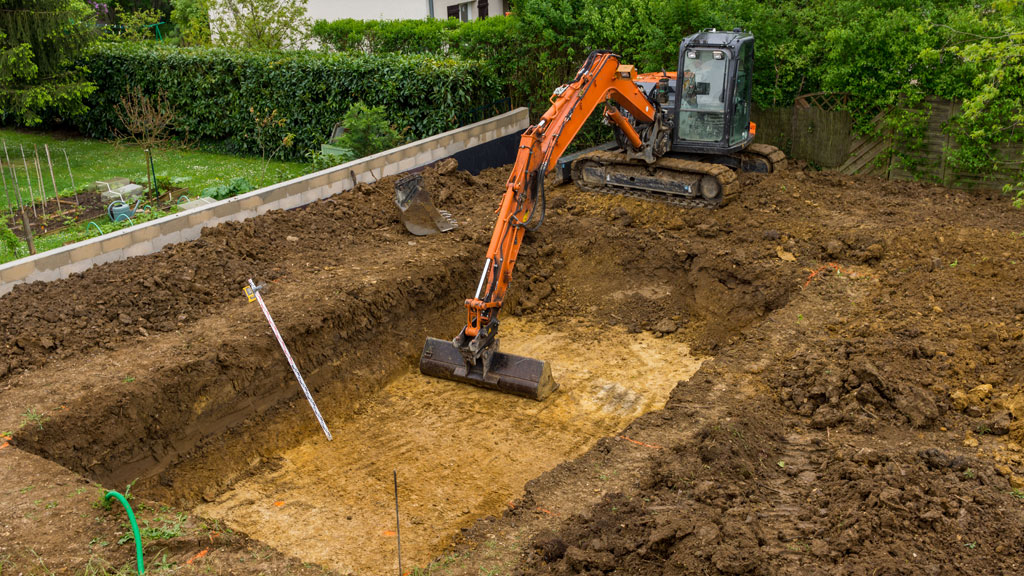 Ouvriers travaillant sur les fondations d'une maison en Isère
